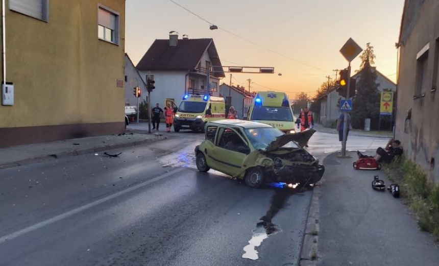Neobična prometna jutros prije 6 sati u raskrižju u Požegi - u sudaru manje teretno vozilo završilo u izlogu pekarnice - pet osoba ozlijeđeno
