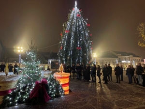 Upaljena prva adventska svijeća ispred požeške katedrale