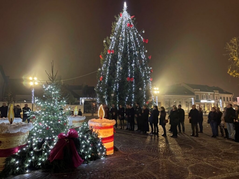 Upaljena prva adventska svijeća ispred požeške katedrale