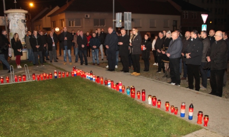 Gradski odbor HDZ-a Požega organizirao paljenje lampiona u Vukovarskoj ulici u sjećanje na žrtvu Vukovara i Škabrnje