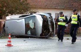 Između Gradca i Trapara 71-godišnji vozač pretjecao na punoj liniji kamion s prikolicom - sletio i prevrnuo automobil na bok