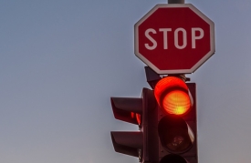 70-godišnjak uz alkohol od 1,12 promila prošao kroz crveno na semaforu, a istekla mu prometna i osiguranje