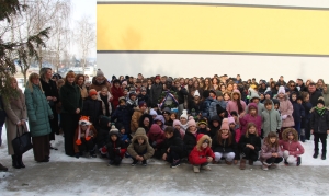 Učenici i djelatnici Osnovne škole "Dobriša Cesarić" položili su vijenac na bistu pjesnika u školskom dvorištu, a u prigodi rođendana