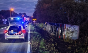 45-godišnjak uz alkohol do 2,37 promila vozio kamion s prikolicom - sletio s kolnika i prevrnuo ga na desnu bočnu stranu