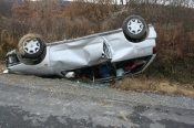 Sletjela u putni kanal, auto završio na krovu