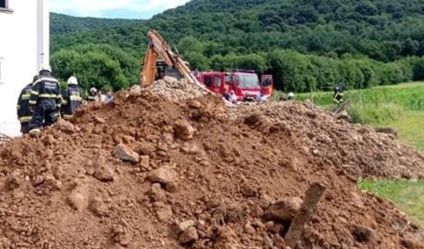 Nesreća na radu prilikom istovara kamionskom dizalicom u kojemu je padom daske teško ozlijeđen 31-godišnjak