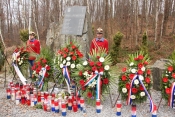 Položeni vijenci uz spomenik na Papuku za 11 hrvatskih vitezova