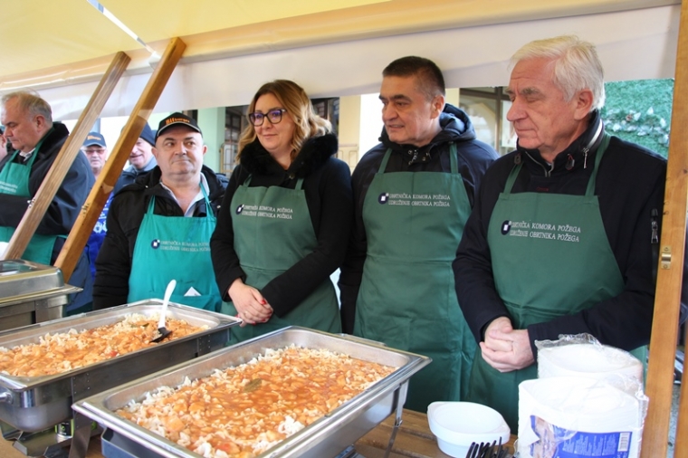 Obrtnici priredili perkelt od soma kao tradicionalni obrok za Badnjak