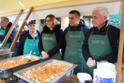 Obrtnici priredili perkelt od soma kao tradicionalni obrok za Badnjak