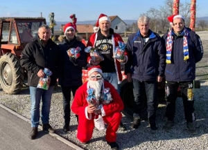 Članovi NK &quot;Graničar&quot; Zagrađe tradicionalno darivali najmlađe sumještane slatkim paketićima