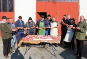 Tradicionalno kolinje Vetovčana - priredili 300 kg kobasica i slanine za „vincelovski ražanj“, a suhog mesa za 1.000 porcija graha
