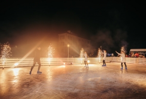 Otvoren ovogodišnji Advent i klizalište u Požegi na bivšem Atletskom stadionu
