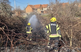 Krenuli radovi na otvorenom i spaljivanja biljnog otpada pa je došlo do pet požara u Kraguju, Bučju, Velikoj, Crkvenim Vrhovcima i Gradcu