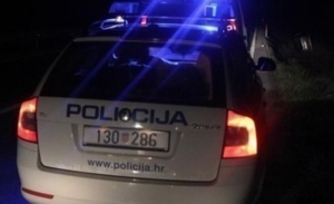 Tijekom mimoilaženja između Blackog i Vesele udario i oštetio automobil i napustio mjesto nesreće