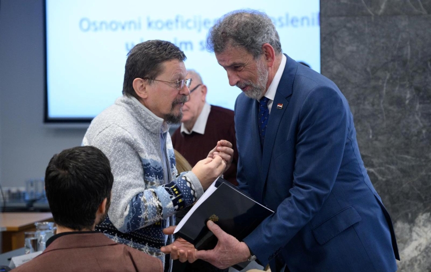 Treću godinu za redom u mirovinu je otišlo puno sveučilišnih profesora sa 65 godina koje u mirovinu tjera ministar sa 73 godine, a podršku su mu dali oni koji nisu bili ni znanstvenici ni profesori