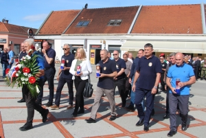 Povodom obilježavanja Dana državnosti RH položeni vijenci i zapaljeni lampioni uz spomenik poginulima braniteljima123. brigade HV