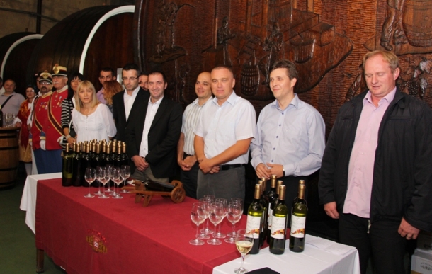 Napunjeno 1.300 butelja Festivalskog vina