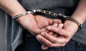 Vrijeđao policijske službenike s 2,52 promila alkohola a u ugostiteljskom objektu zatečena vlasnica i dva gosta unatoč zabrani rada