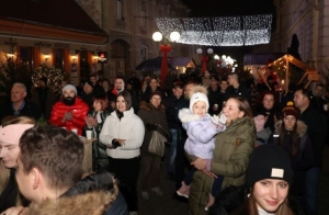 Svečano uz koncert otvoren Advent u požeškoj pješačkoj zoni