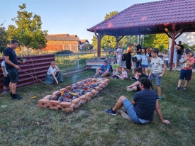 Bjeliševac čuva tradiciju: „Naši korijeni“ završili druženjem uz stare običaje, pjesmu i pečeni kukuruz