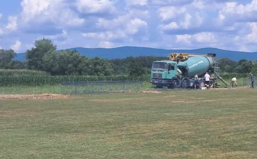 Na igralištu "Pod Selom" u Golobrdcima postavljaju se nove kućice za rezervne igrače