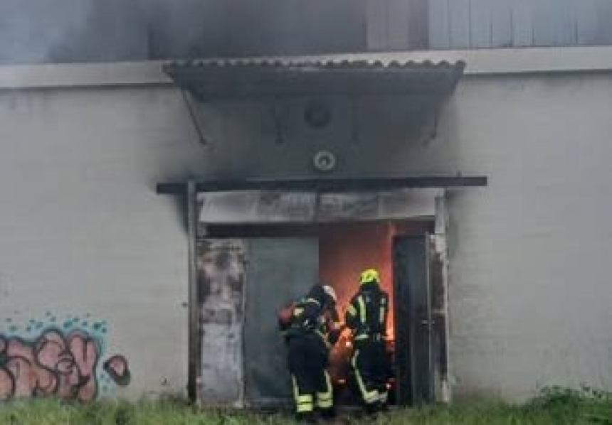 Požar koji je izbio u zgradi bivše MK "Sloga" je pod nadzorom vatrogasaca JVP grada Požega
