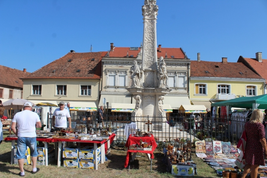 Održan tradicionalni i jubilarni 20. Sajam antikviteta na Trgu sv. Trojstva uz 12. Oldtimer show
