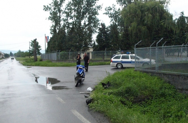 Teško povrijeđen vozač mopeda