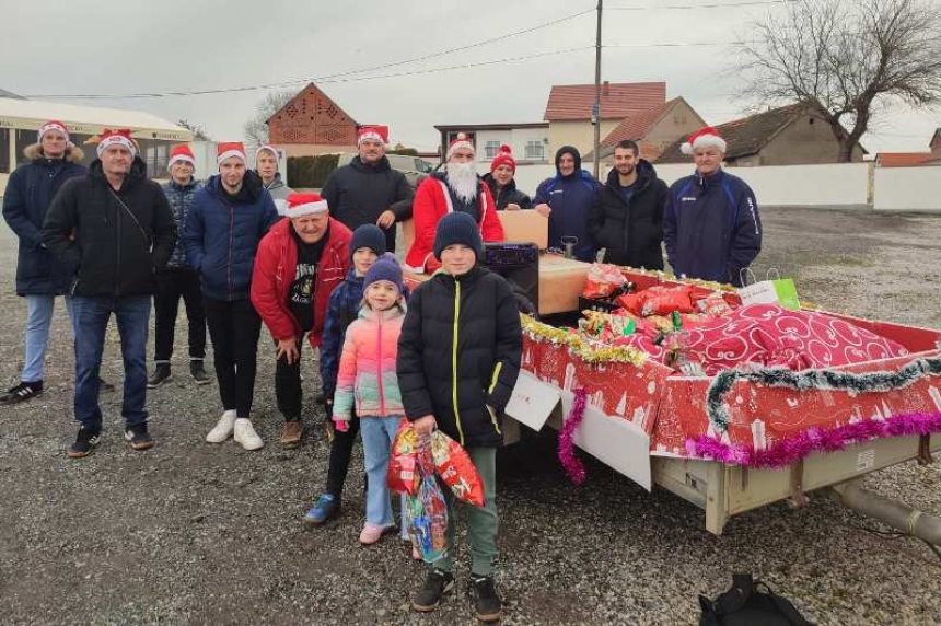 Članovi NK "Graničar" Zagrađe tradicionalno razveselili najmlađe blagdanskim darovima u svom naselju