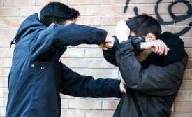 Noćas u Lermanovoj ulici u Požegi potukli se 16-godišnjak i 20-godišnjak a policija im utvrdila i alkoholiziranost