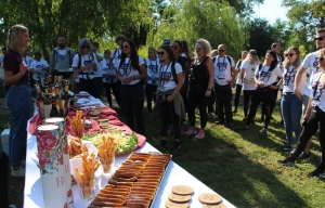 1. &quot;Wine and walk&quot; manifestacija u Kaptolu oduševila 350 šetača ponudom vina, rakija, craft gina ali i slavonskih delicija