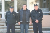 Nastradalog vlasnika kuće spasili hrabri policajci