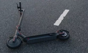 Vozeći električni romobil 17-godišnjak je izgubio kontrolu i pao na nogostup - nije imao kacigu pa je zadobio teške ozljede