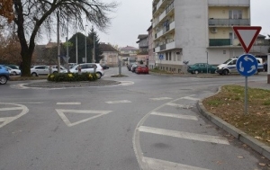 Pijan ulazeći automobilom u kružni tok udario u policijsko vozilo pa &quot;spremljen&quot; na triježnjenje