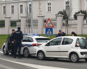 Vozačica &quot;Citroena&quot; pred zebrom na Trgu sv. Trojstva udarila u policijsko vozilo