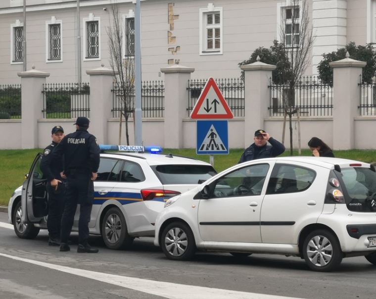 Vozačica "Citroena" pred zebrom na Trgu sv. Trojstva udarila u policijsko vozilo