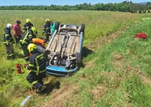 19-godišnji vozač teretnog automobila za vrijeme vožnje koristio mobitel i bez sigurnosnog pojasa sletio, udario u metalni stup i prevrnuo se u polju