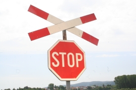 29-godišnji vozač nije se zaustavio ispred pružnog prijelaza te je udario u vlak koji je prolazio - sreća nije bilo ozlijeđenih osoba