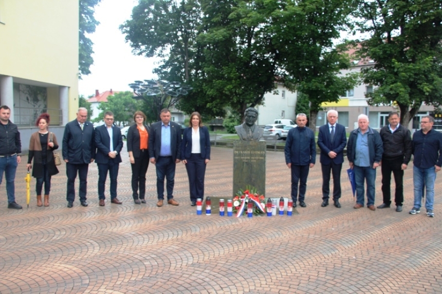 U prigodi obilježavanja 102. obljetnice rođenja dr. Franje Tuđmana HDZ položio vijenac i lampione podno biste