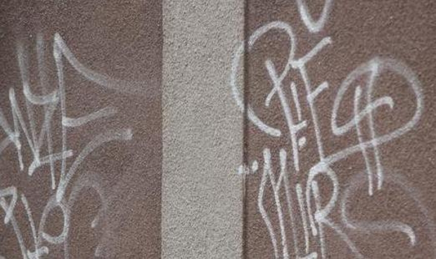 Nepoznati počinitelj je na zgradi 68-godišnjaka u Požegi ispisao grafite - slijedi mu kaznena prijava
