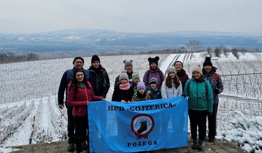 HPD "Gojzerica" na pohodu Požeškom gorom pod snijegom za djecu iz Planinarske škole