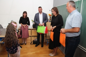 &quot;Poklon paket dobrodošlice za prvašiće&quot; uručila županica Antonija Jozić i načelnik općine Brestovac Zdravko Mandić