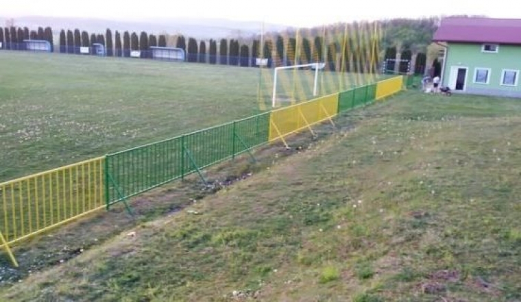 Dok traje pauza članovi NK "Graničar" iz Zagrađa uređivali svoje terene i objekte