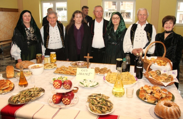 &quot;Što su jeli naši stari u vrijeme Korizme&quot; prikazali na smotri KUD-a Bektež
