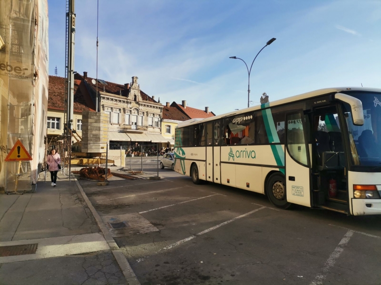 Autobus udario u građevinsku skelu na Trgu Sv. Trojstva
