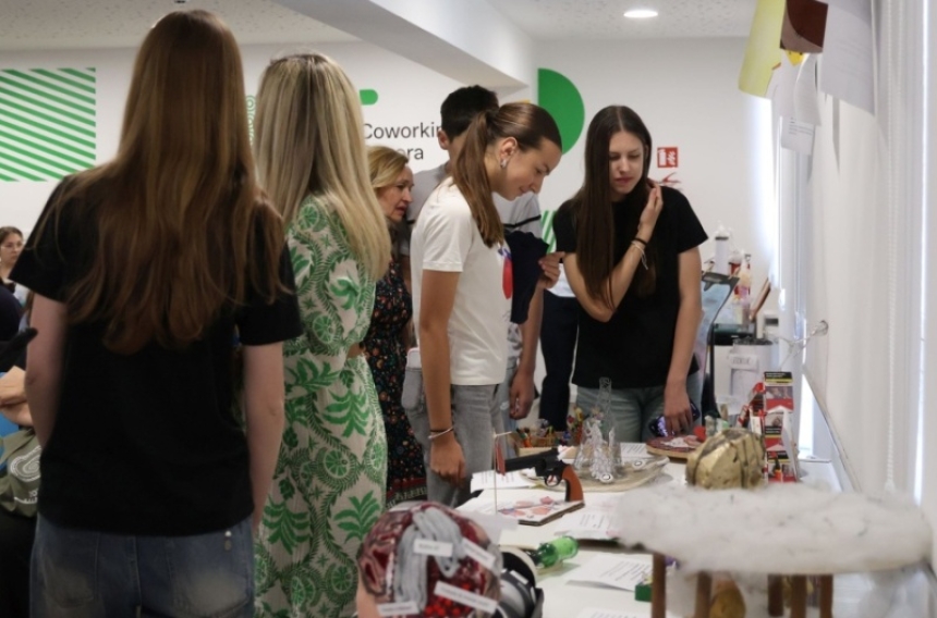 Nagrađeni učenici i škole za najbolje radove u okviru projekta "Kreativni i neovisni" i projekta "Zdravo biram i nisam sam"