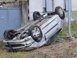 57-godišnja vozačica sletjela vozilom s ceste, udarila u betonski most i prevrnula se na krov - dvije osobe ozlijeđene