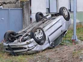 57-godišnja vozačica sletjela vozilom s ceste, udarila u betonski most i prevrnula se na krov - dvije osobe ozlijeđene