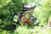Teško stradao 38- godišnji muškarac u prevrtanju traktora i prikolice