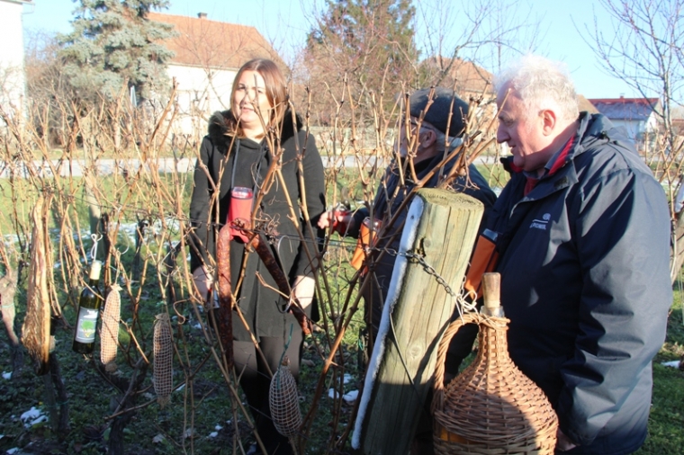 Udruga vinogradara "Vino-kap" iz Kaptola orezala i blagoslovila pokazni vinograd za još bolju vinogradarsku godinu